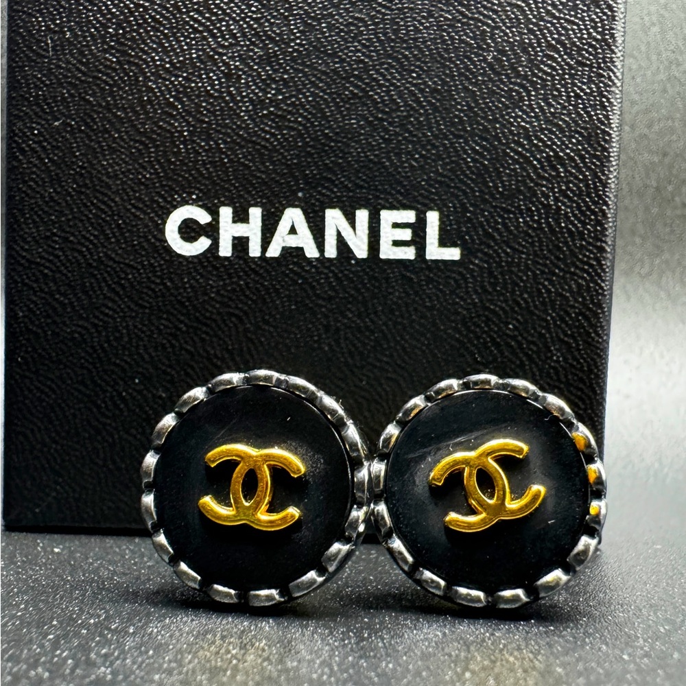 LOT 1395 New with minor defect Chanel vintage clip on earrings